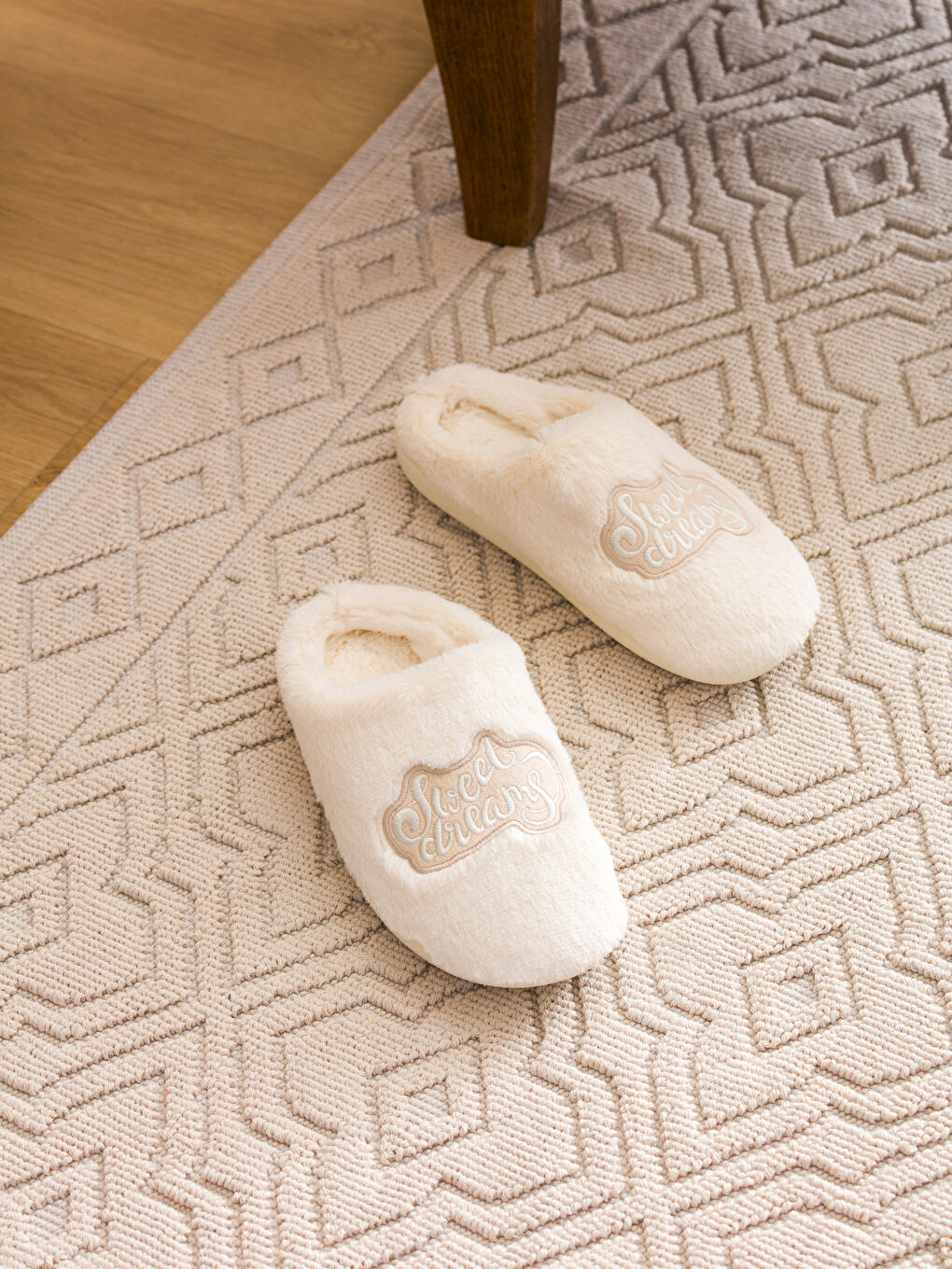 Ekru Nakış Detaylı Önü Kapalı Pelüş Kadın Ev Terliği-1