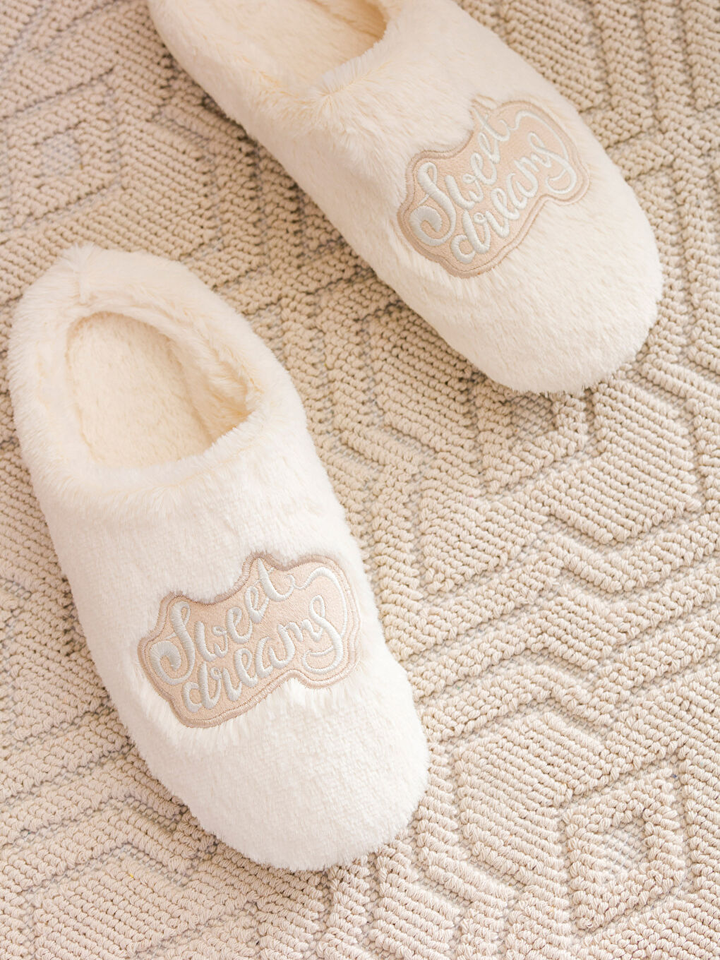 Ekru Nakış Detaylı Önü Kapalı Pelüş Kadın Ev Terliği-2