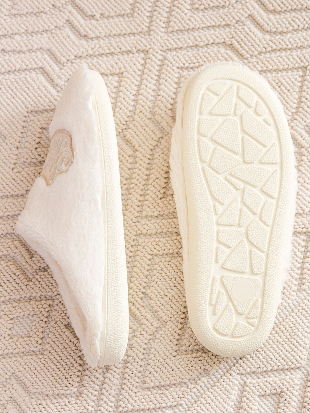 Ekru Nakış Detaylı Önü Kapalı Pelüş Kadın Ev Terliği-3