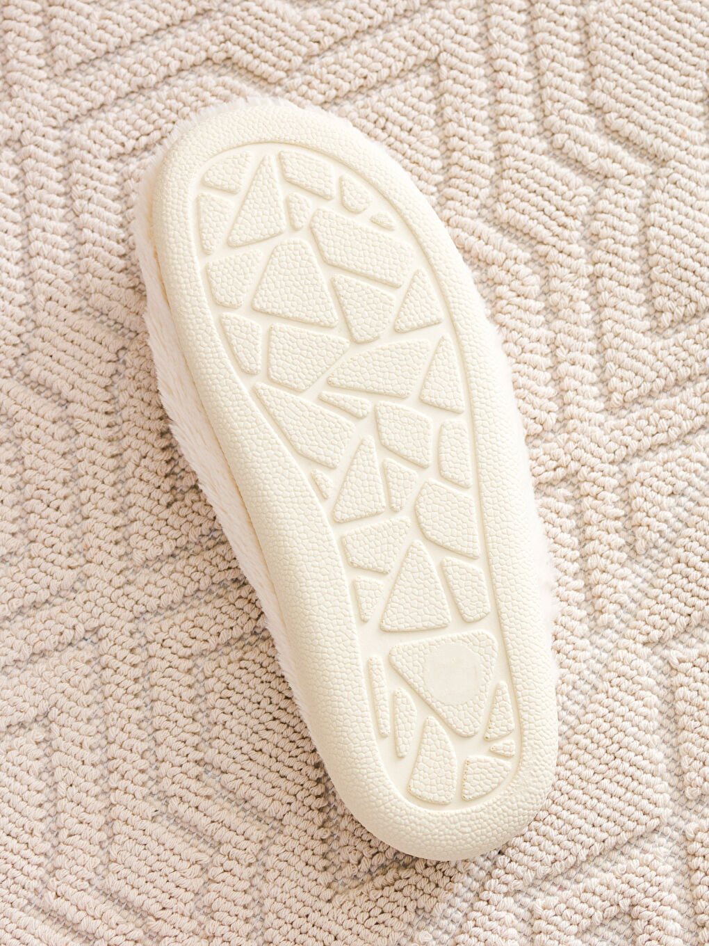 Ekru Nakış Detaylı Önü Kapalı Pelüş Kadın Ev Terliği-4