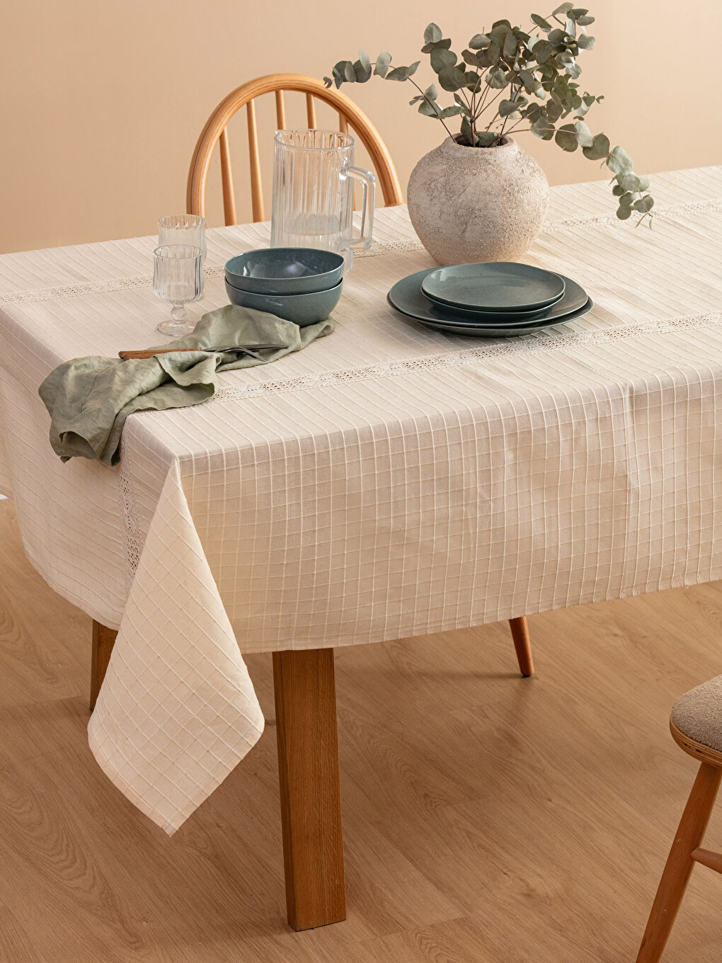 Ekru Dantel Detaylı Nakışlı Masa Örtüsü 150x220 cm