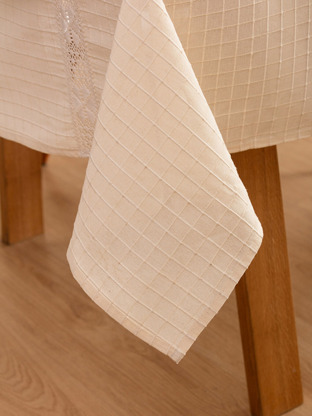 Ekru Dantel Detaylı Nakışlı Masa Örtüsü 150x220 cm-2