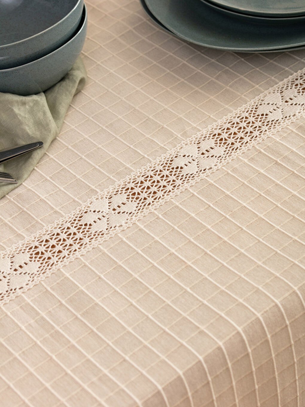 Ekru Dantel Detaylı Nakışlı Masa Örtüsü 150x220 cm-3