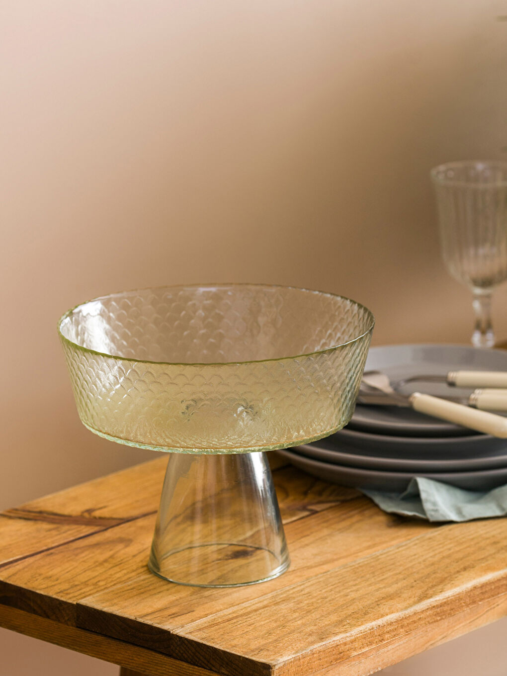 Kırmızı Ayaklı Cam Sunumluk 21x18 cm