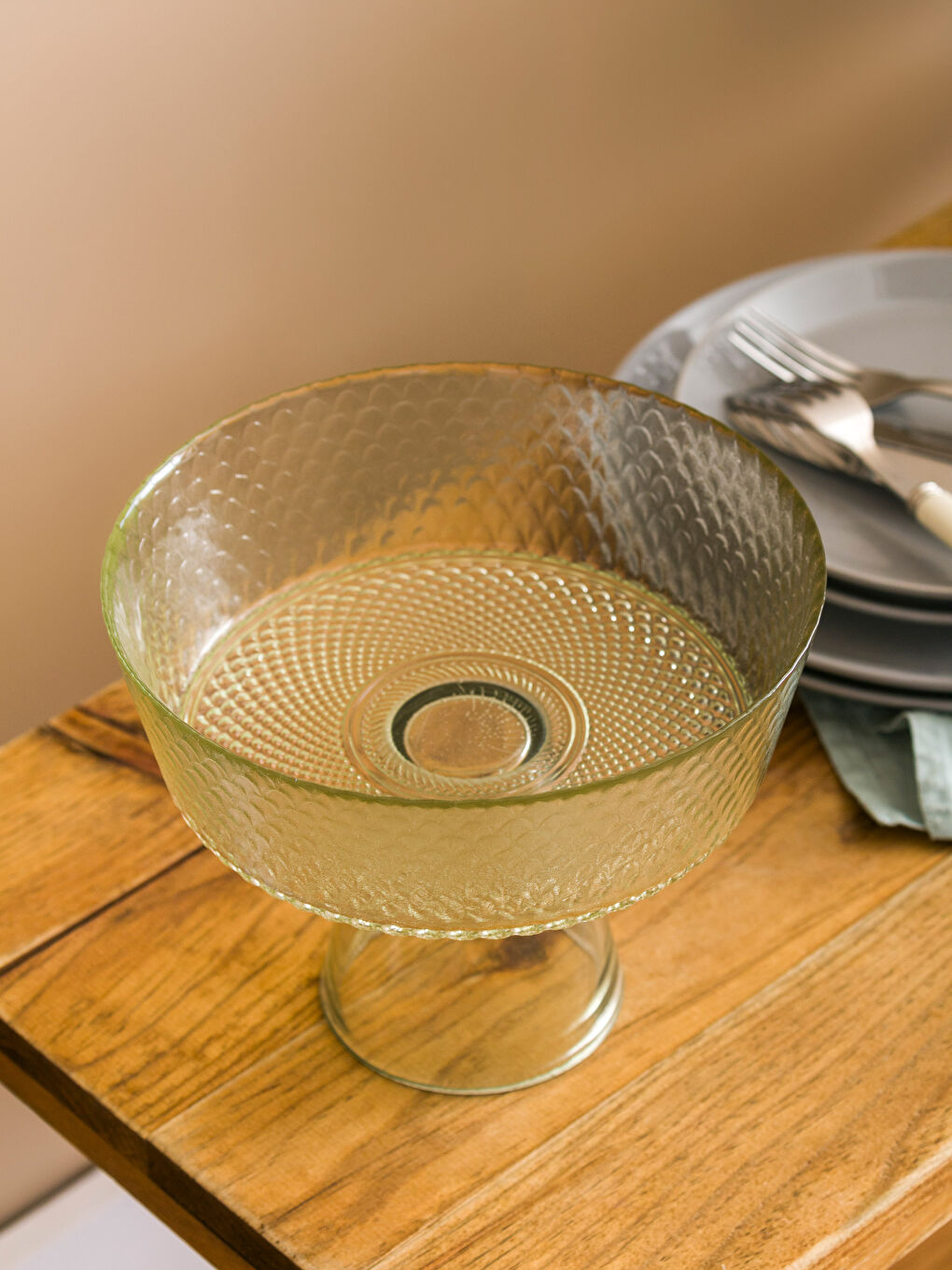 Kırmızı Ayaklı Cam Sunumluk 21x18 cm-1