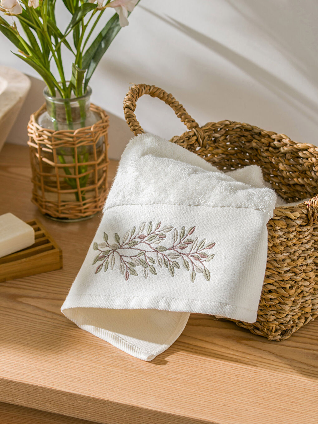 Ekru Nakışlı Pamuklu Yüz Havlusu 50x80 cm