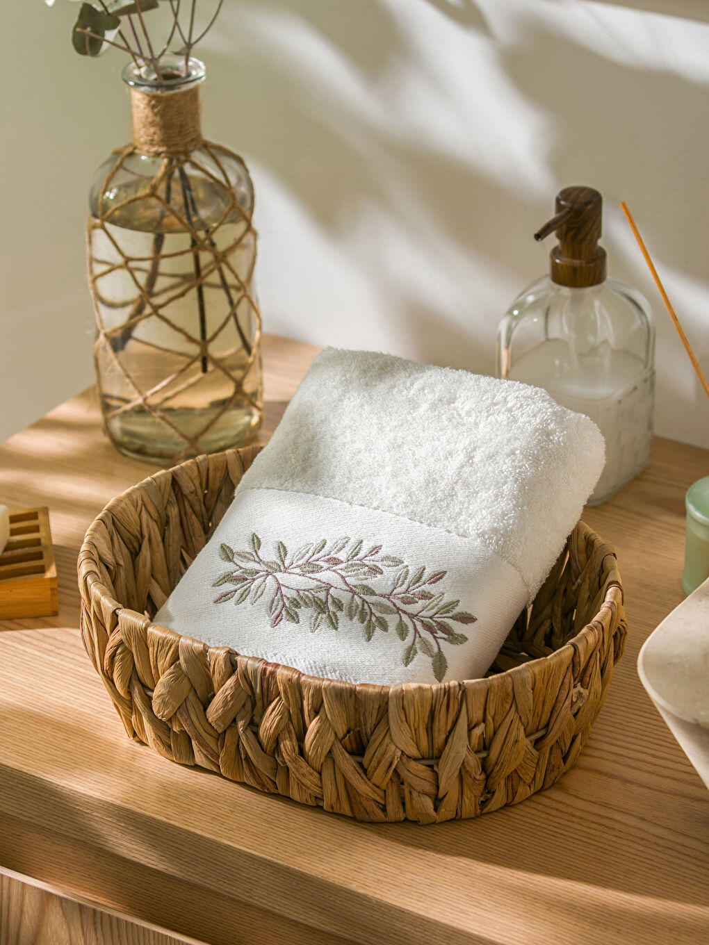 Ekru Nakışlı Pamuklu Yüz Havlusu 50x80 cm-1