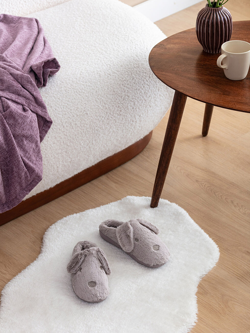 Bej 3D Detaylı Nakışlı Pelüş Kadın Ev Terliği-1