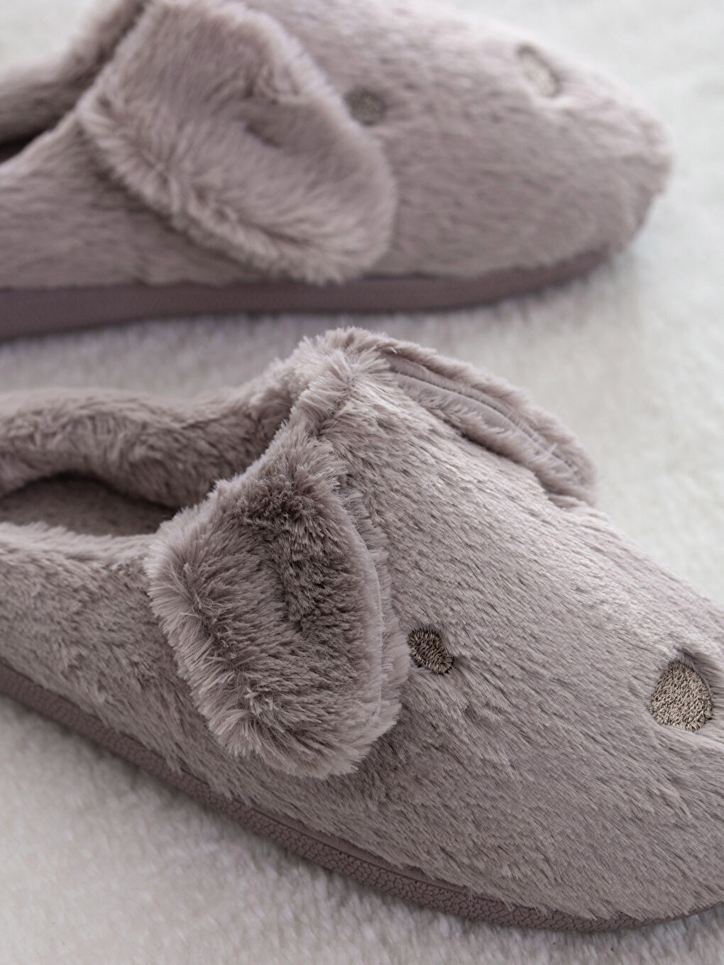 Bej 3D Detaylı Nakışlı Pelüş Kadın Ev Terliği-5