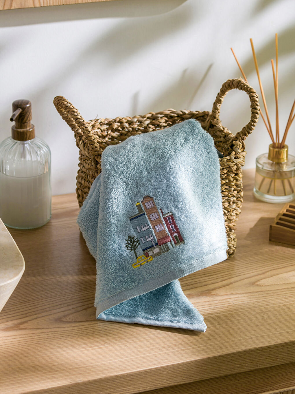 Mavi Nakışlı Yüz Havlusu 50x80 cm