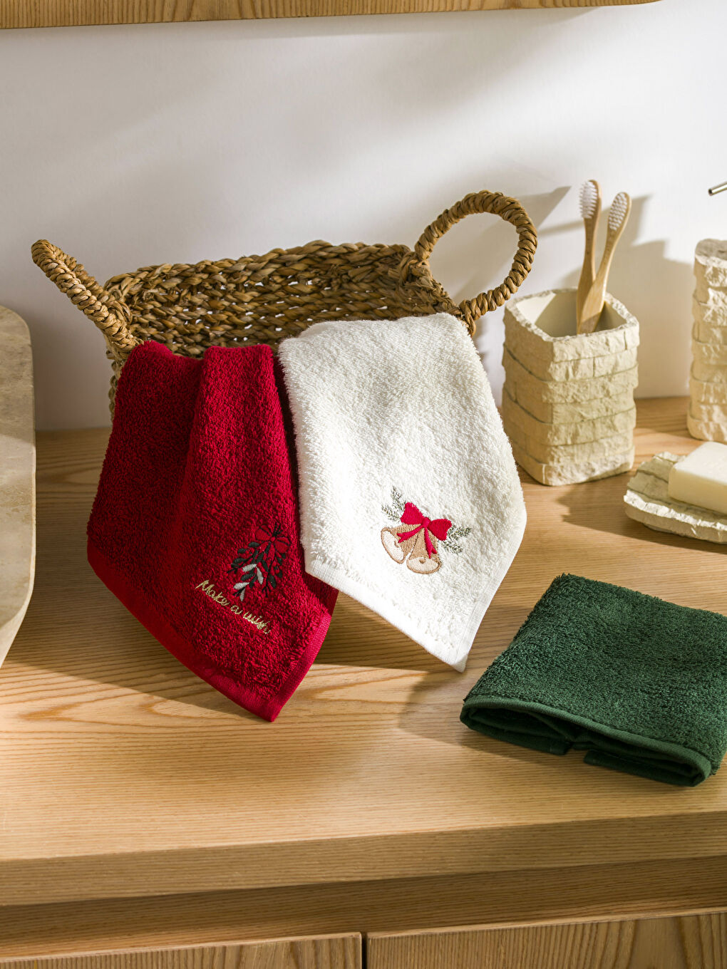 მოქარგული საახალწლო თემატიკის ხელის პირსახოცების 3-ცალიანი ნაკრები