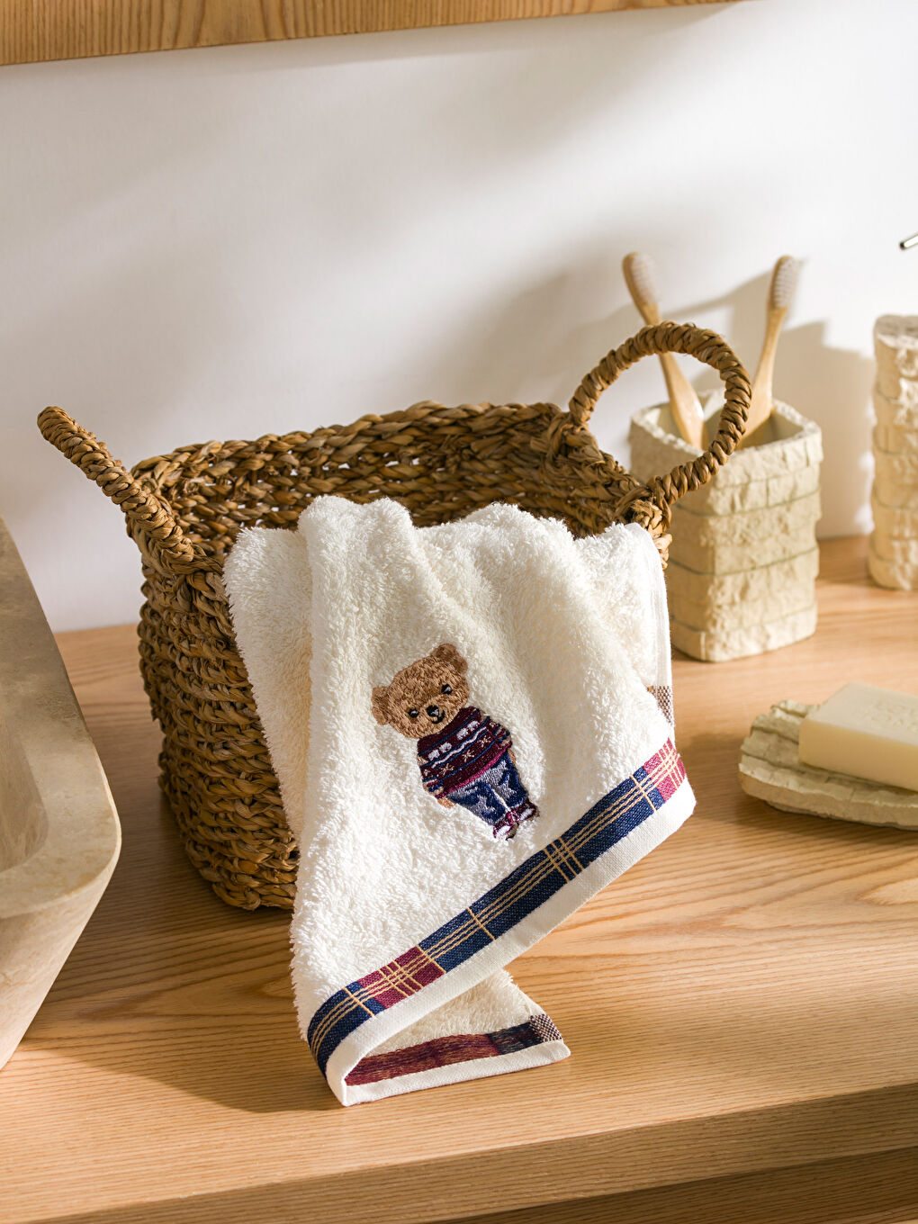 Ekru Ayıcık Nakışlı Yüz Havlusu 50x80 cm