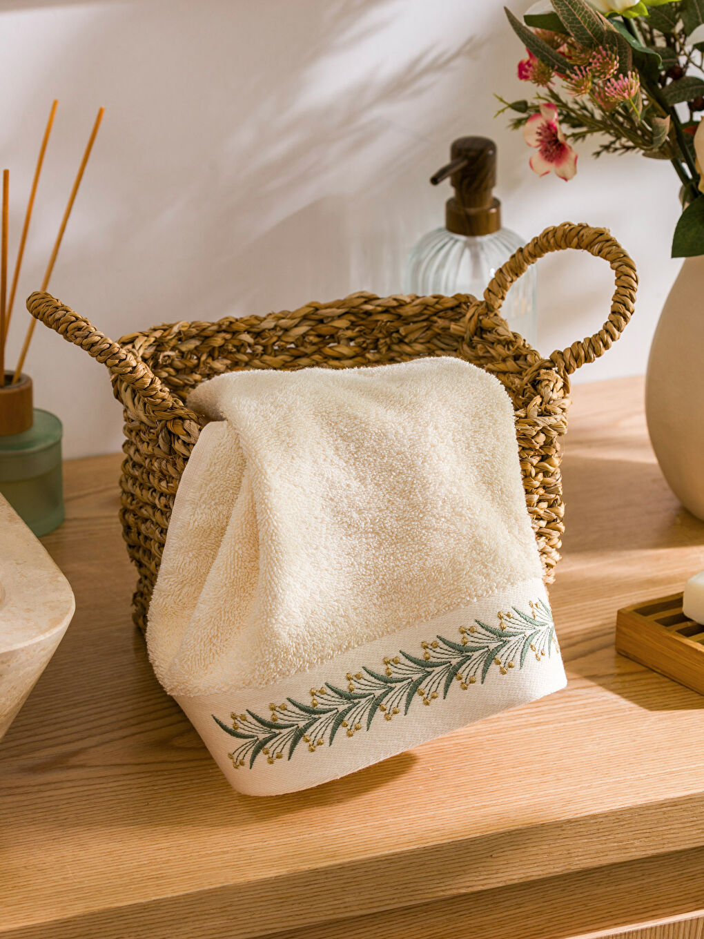 Ekru Pamuklu Nakışlı Yüz Havlusu 50x80 cm