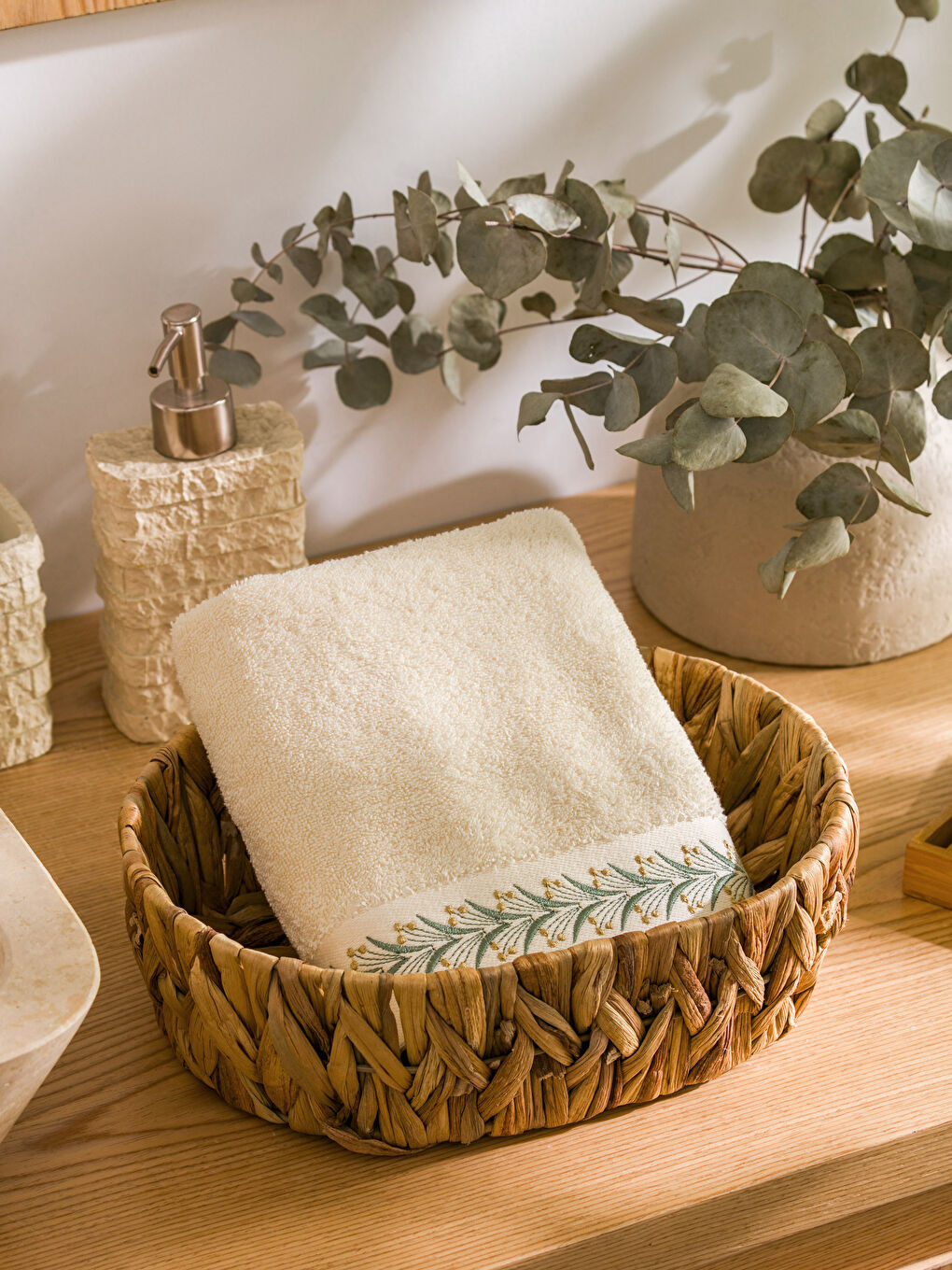 Ekru Pamuklu Nakışlı Yüz Havlusu 50x80 cm-1