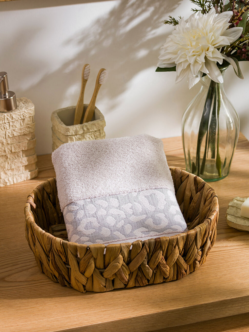 Gri Pamuklu Nakışlı Yüz Havlusu 50x80 cm-1