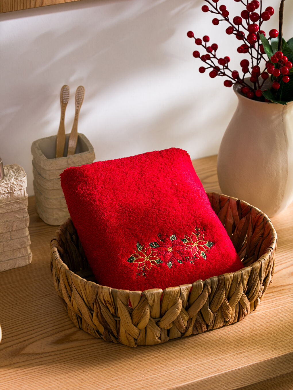 Kırmızı Çiçek Nakışlı Yüz Havlusu 50x80 cm-1