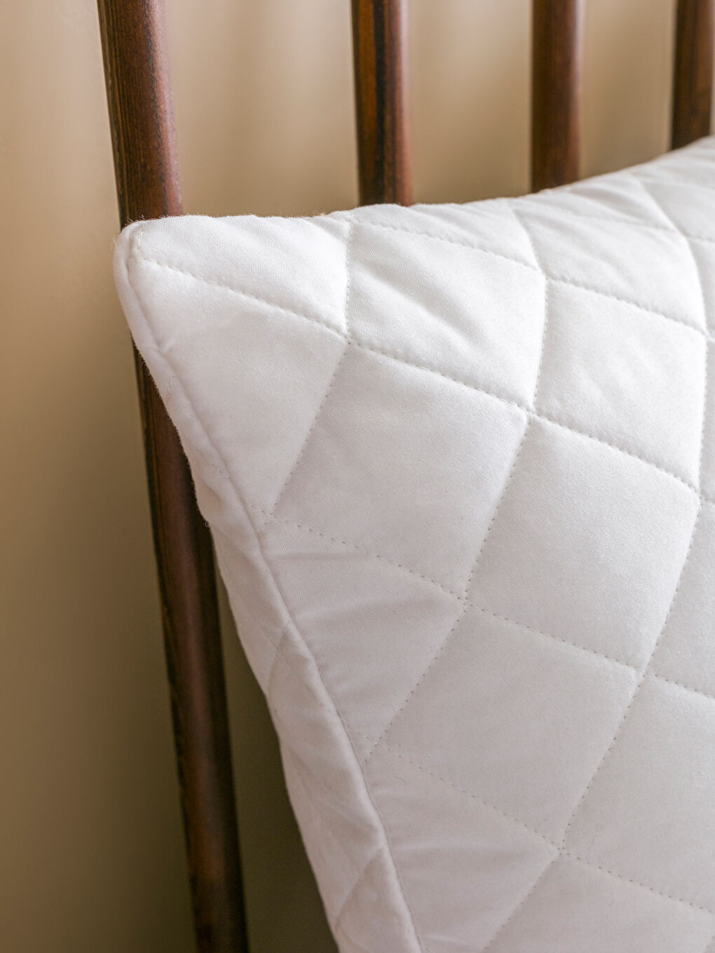 Beyaz Kapitone Desenli Yastık Alezi 50x70 cm-1