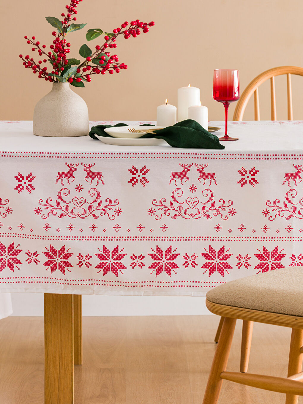 Kırmızı Yılbaşı Temalı Masa Örtüsü 150x250 cm