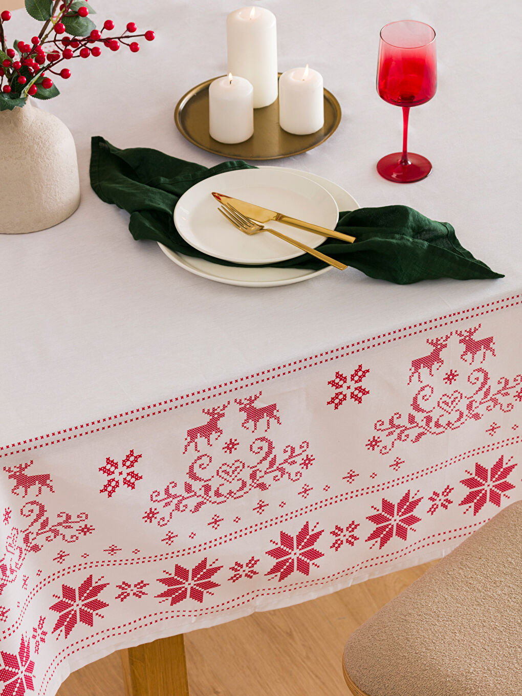 Kırmızı Yılbaşı Temalı Masa Örtüsü 150x250 cm-1
