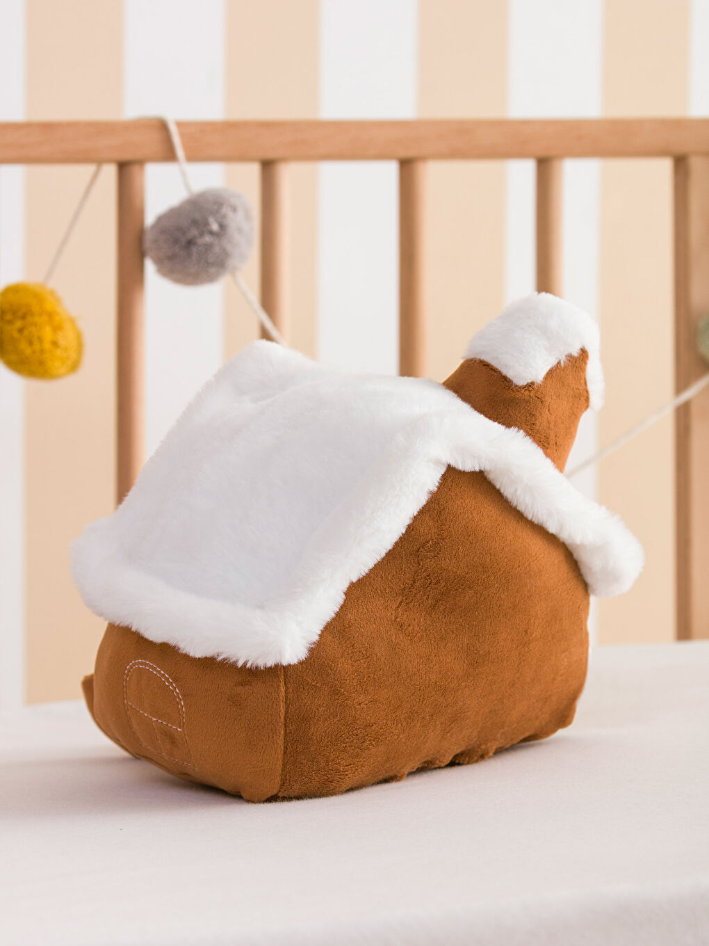 Плюшена детска възглавничка с фигура на къща 30 см-1