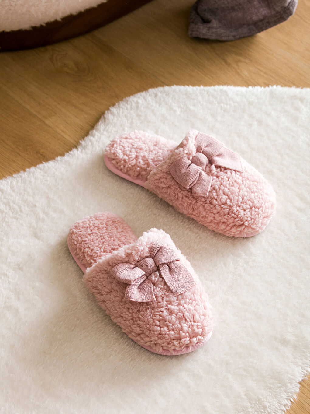 Pembe Fiyonk Detaylı Kadın Ev Terliği-1