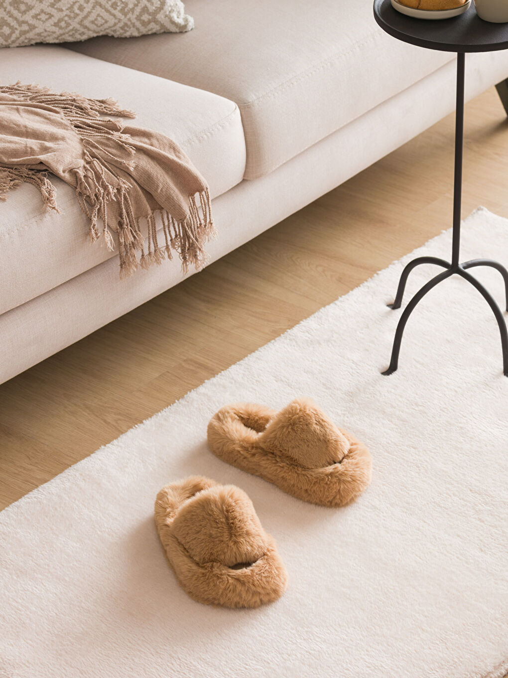 Bej Tek Bantlı Pelüş Kadın Ev Terliği