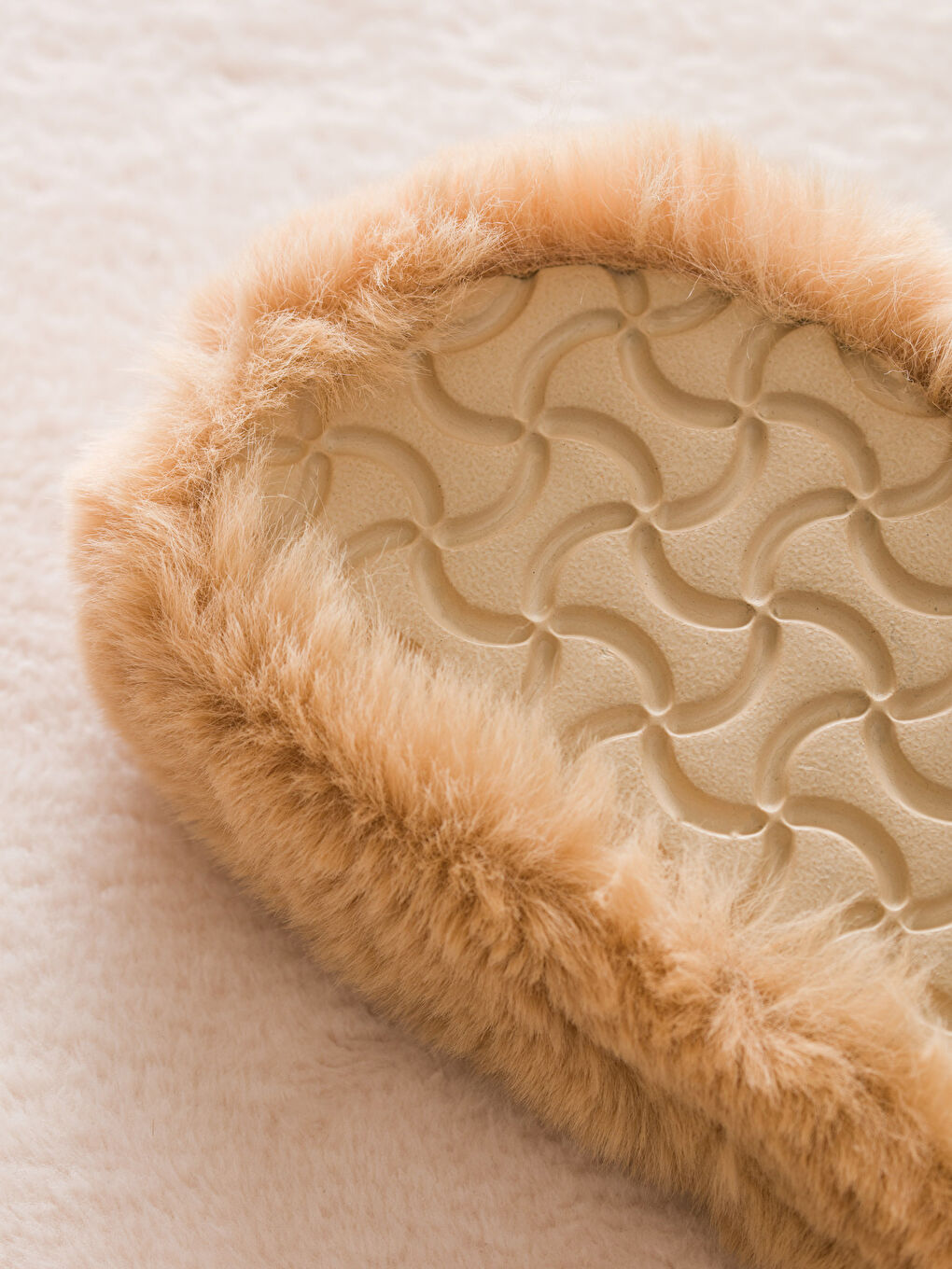 Bej Tek Bantlı Pelüş Kadın Ev Terliği-4