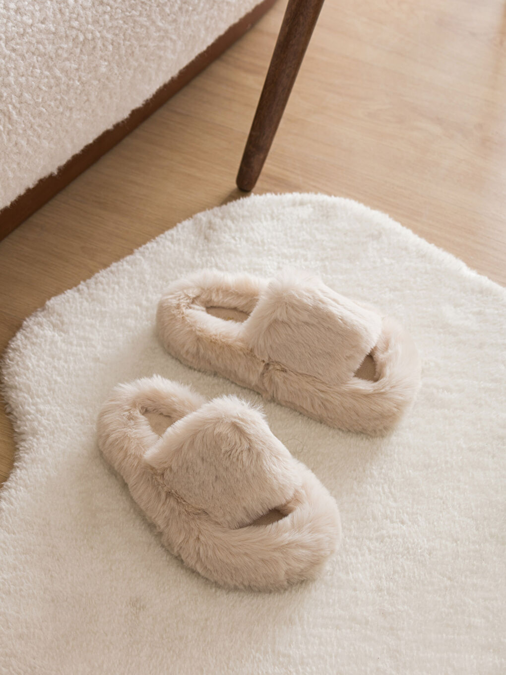 Ekru Tek Bantlı Pelüş Kadın Ev Terliği-1