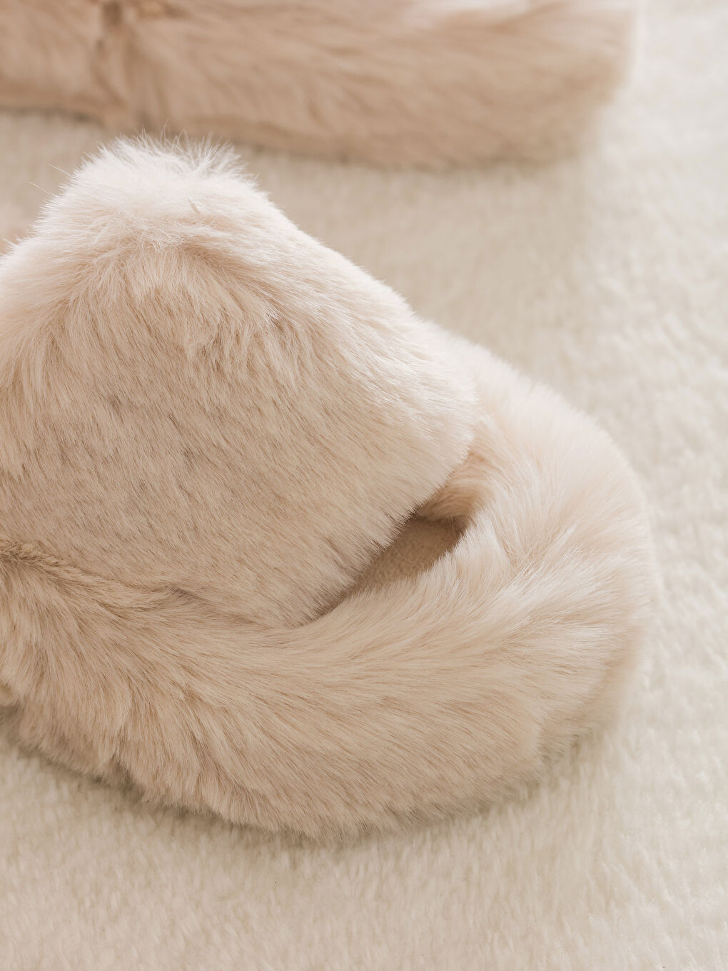 Ekru Tek Bantlı Pelüş Kadın Ev Terliği-2