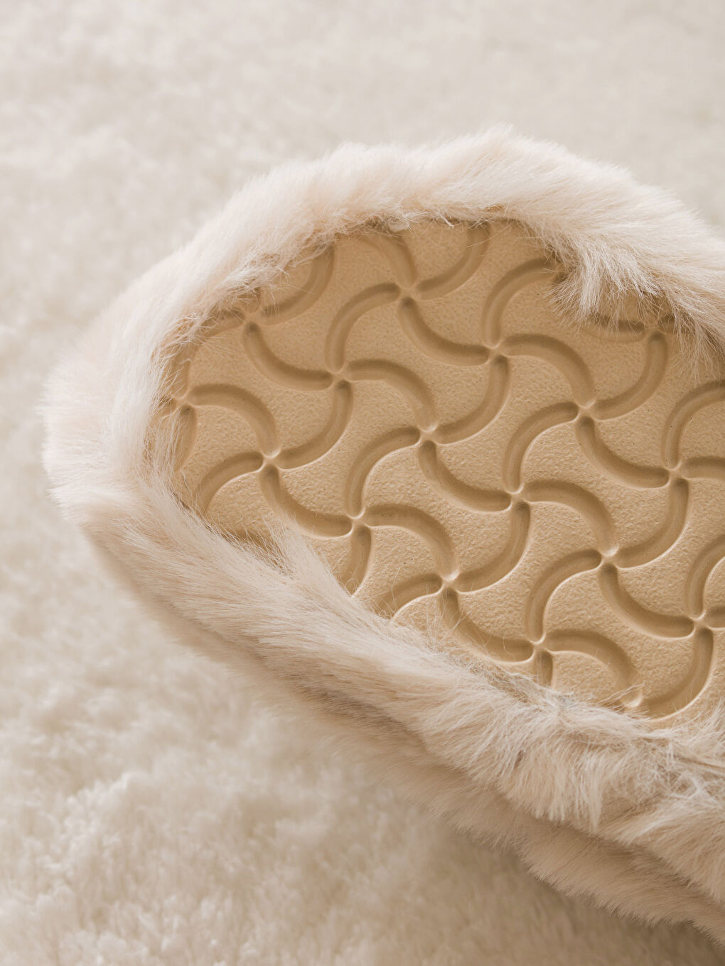 Ekru Tek Bantlı Pelüş Kadın Ev Terliği-4