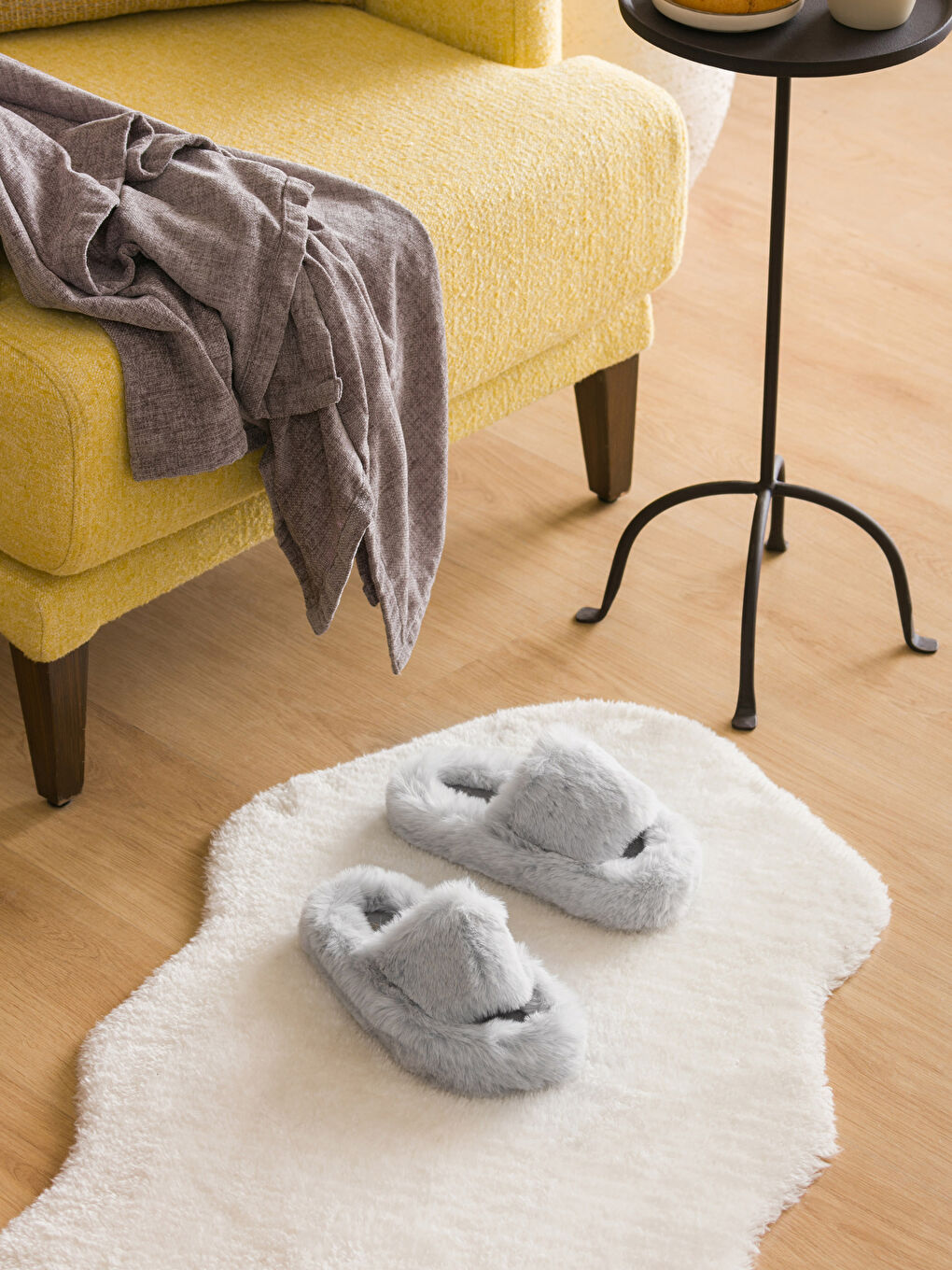 Gri Tek Bantlı Pelüş Kadın Ev Terliği