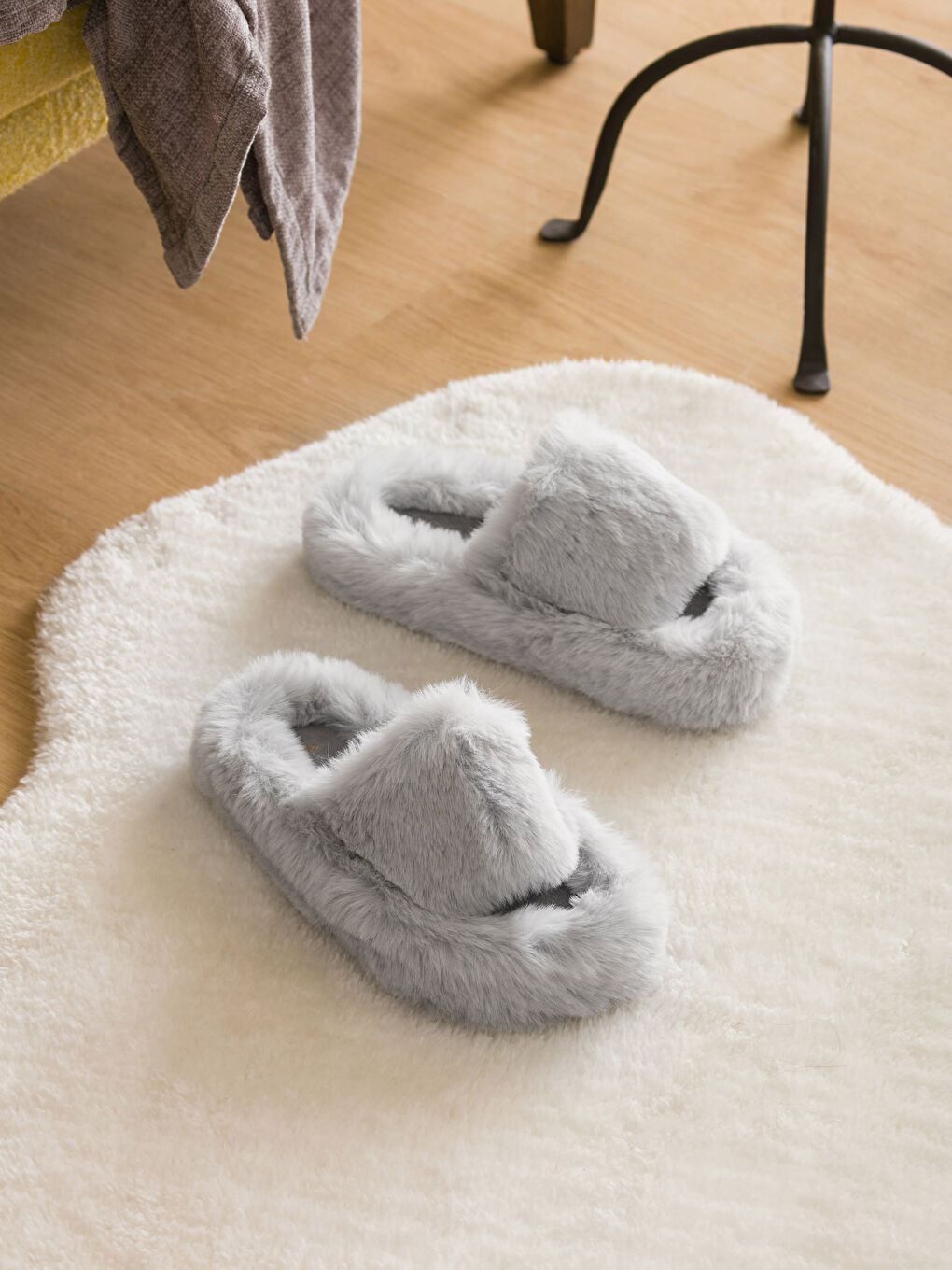 Gri Tek Bantlı Pelüş Kadın Ev Terliği-1