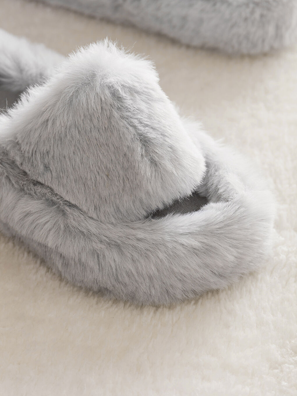 Gri Tek Bantlı Pelüş Kadın Ev Terliği-2