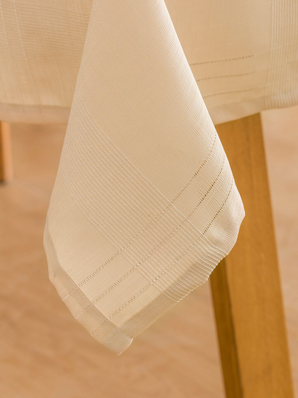 Bej Desenli Masa Örtüsü 150x200 cm-2