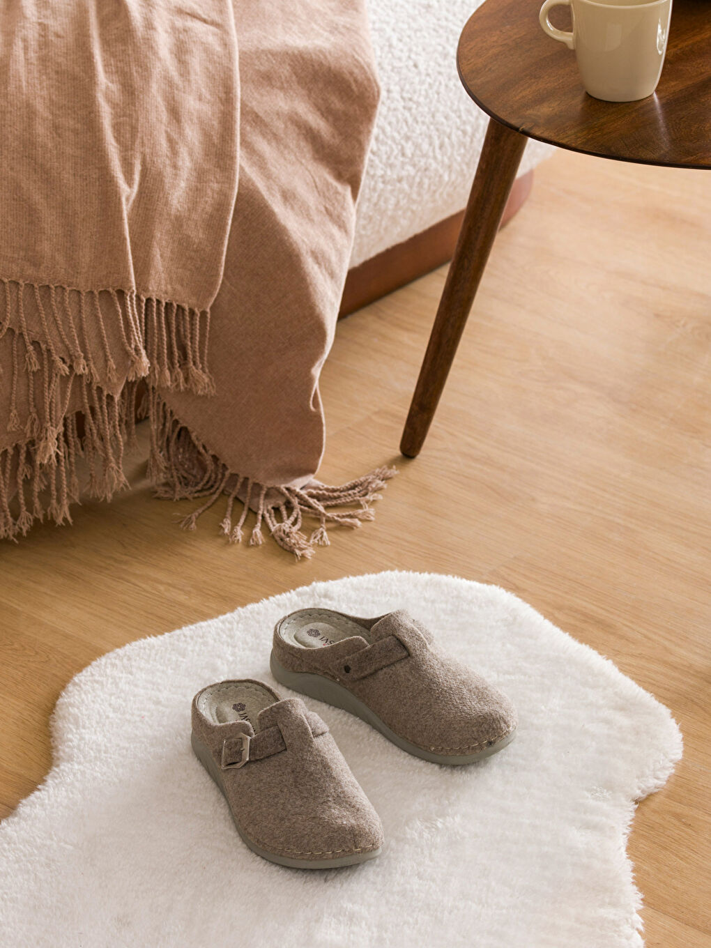 Bej Düz Pelüş Kadın Ev Terliği