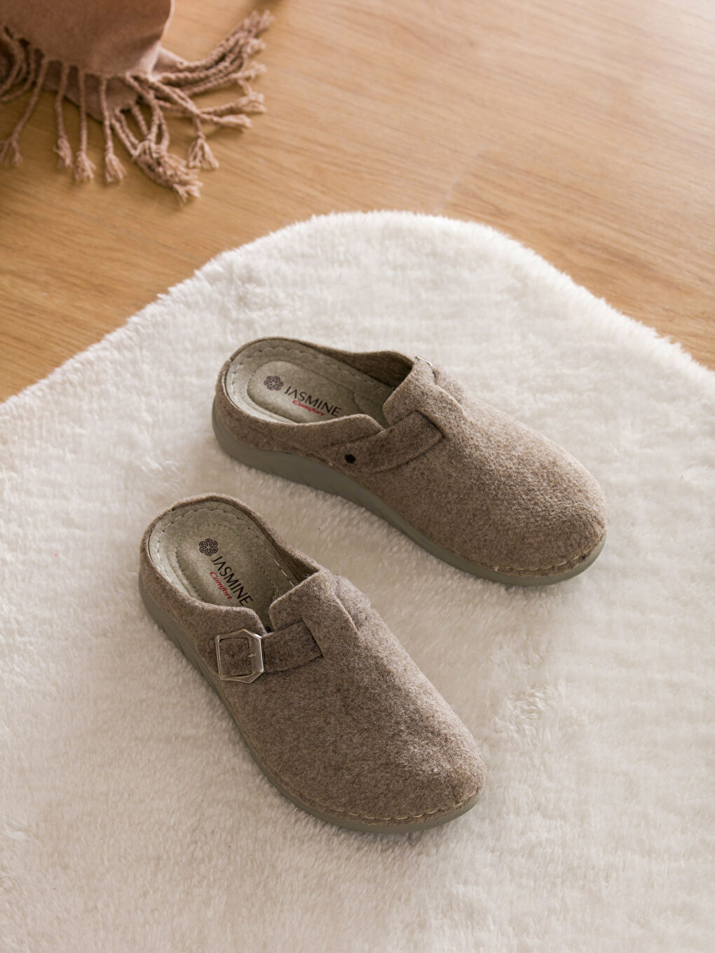 Bej Düz Pelüş Kadın Ev Terliği-1