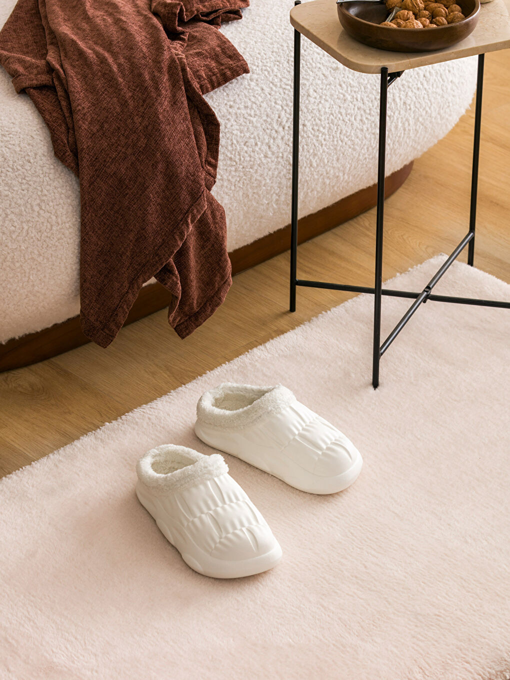 Beyaz Önü Kapalı Pelüş Kadın Ev Terliği