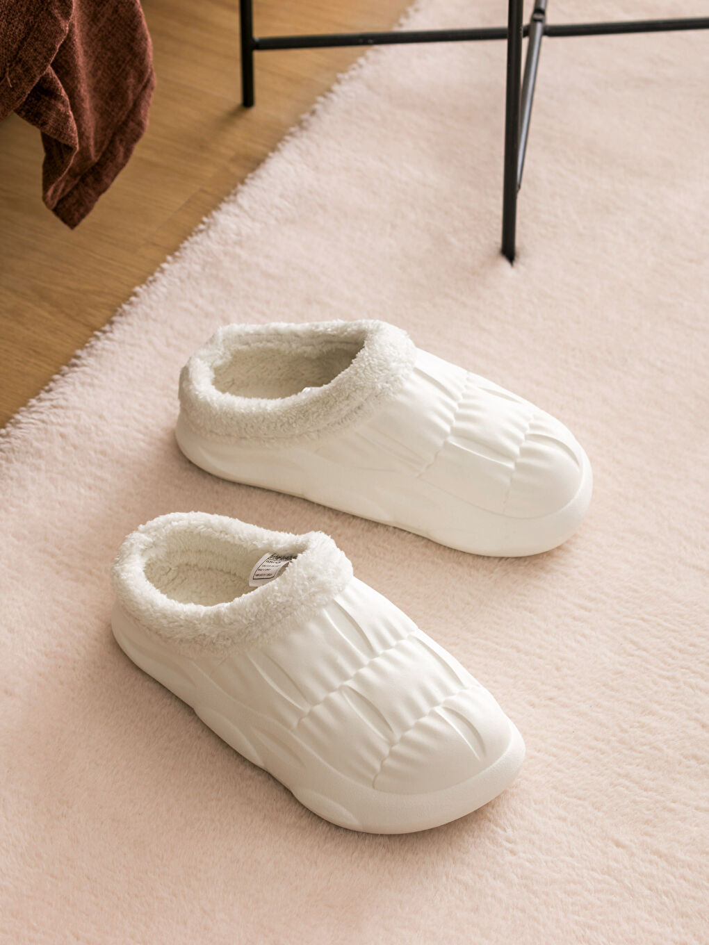 Beyaz Önü Kapalı Pelüş Kadın Ev Terliği-1