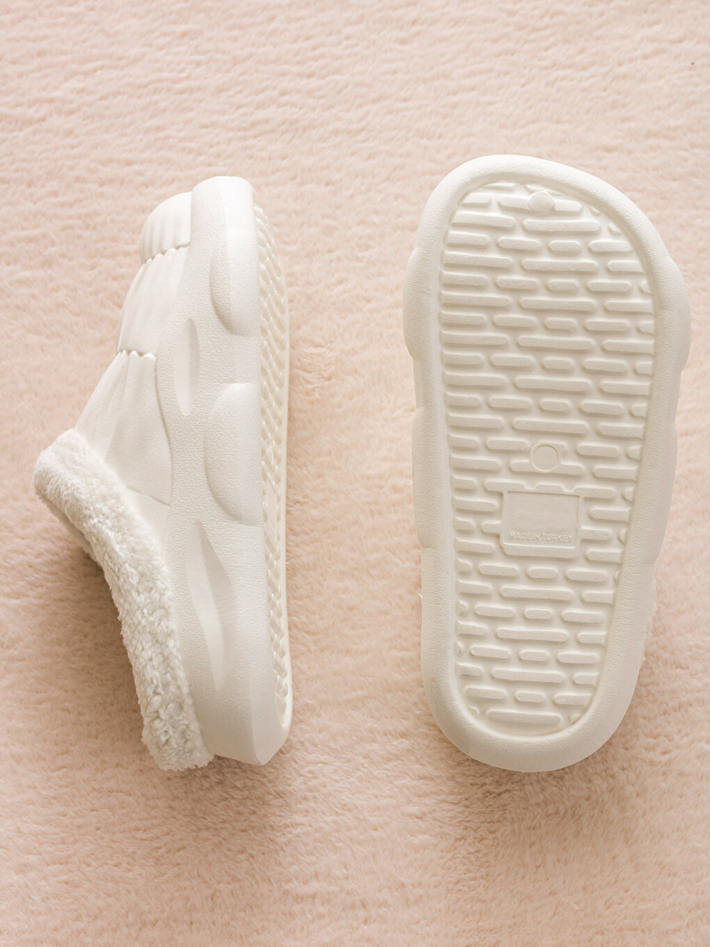 Beyaz Önü Kapalı Pelüş Kadın Ev Terliği-3