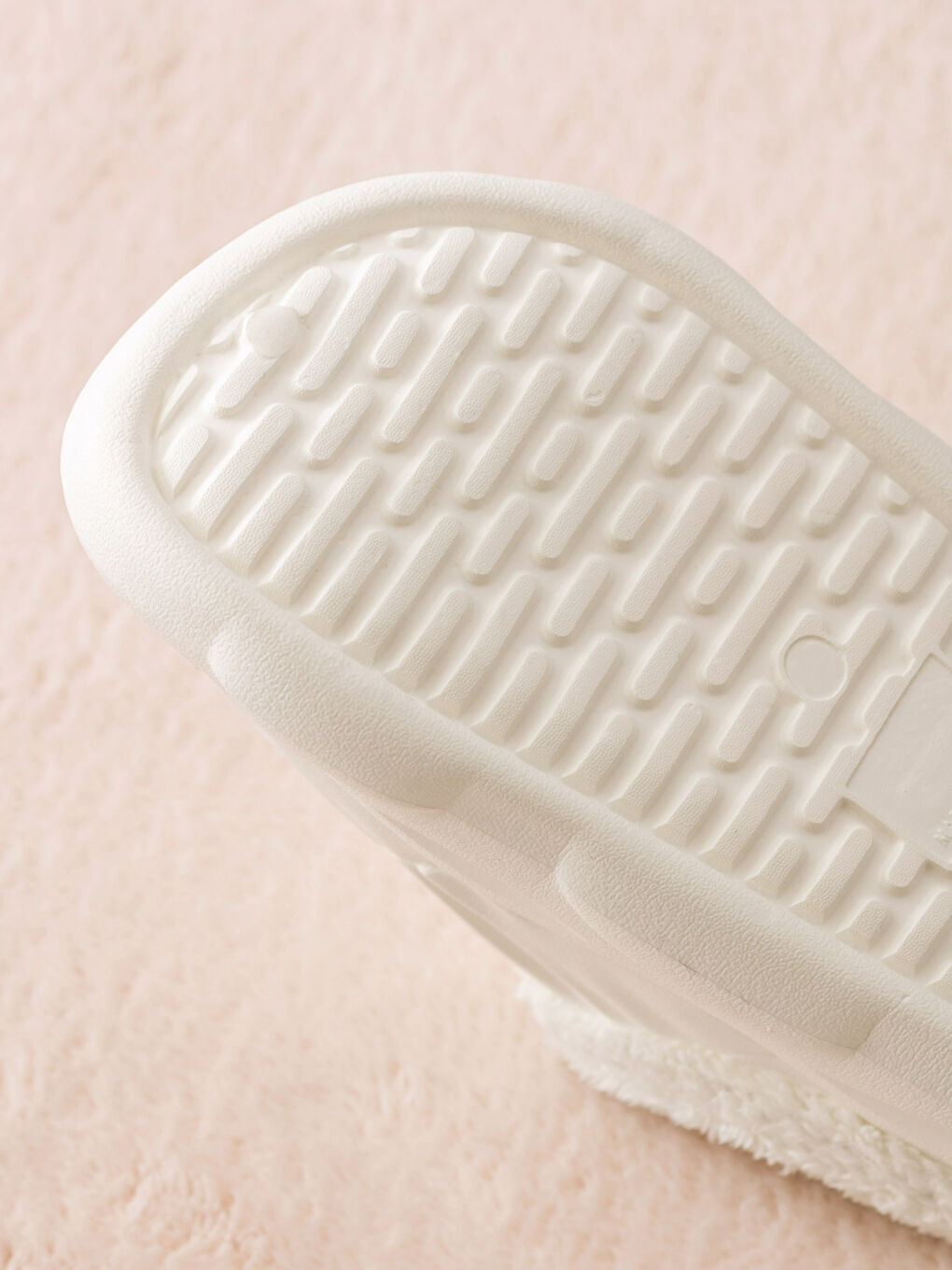 Beyaz Önü Kapalı Pelüş Kadın Ev Terliği-4