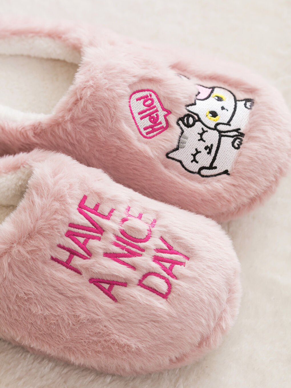 Lcw Home Pantoufles d'Intérieur pour Femmes en Peluche Brodées Chat -W48738Z8-VHG