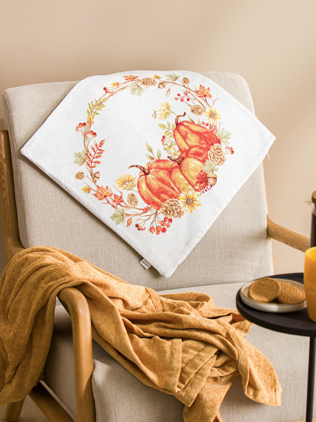 Karışık H12 Bal Kabağı Baskılı Kırlent Kılıfı 45x45 cm-1