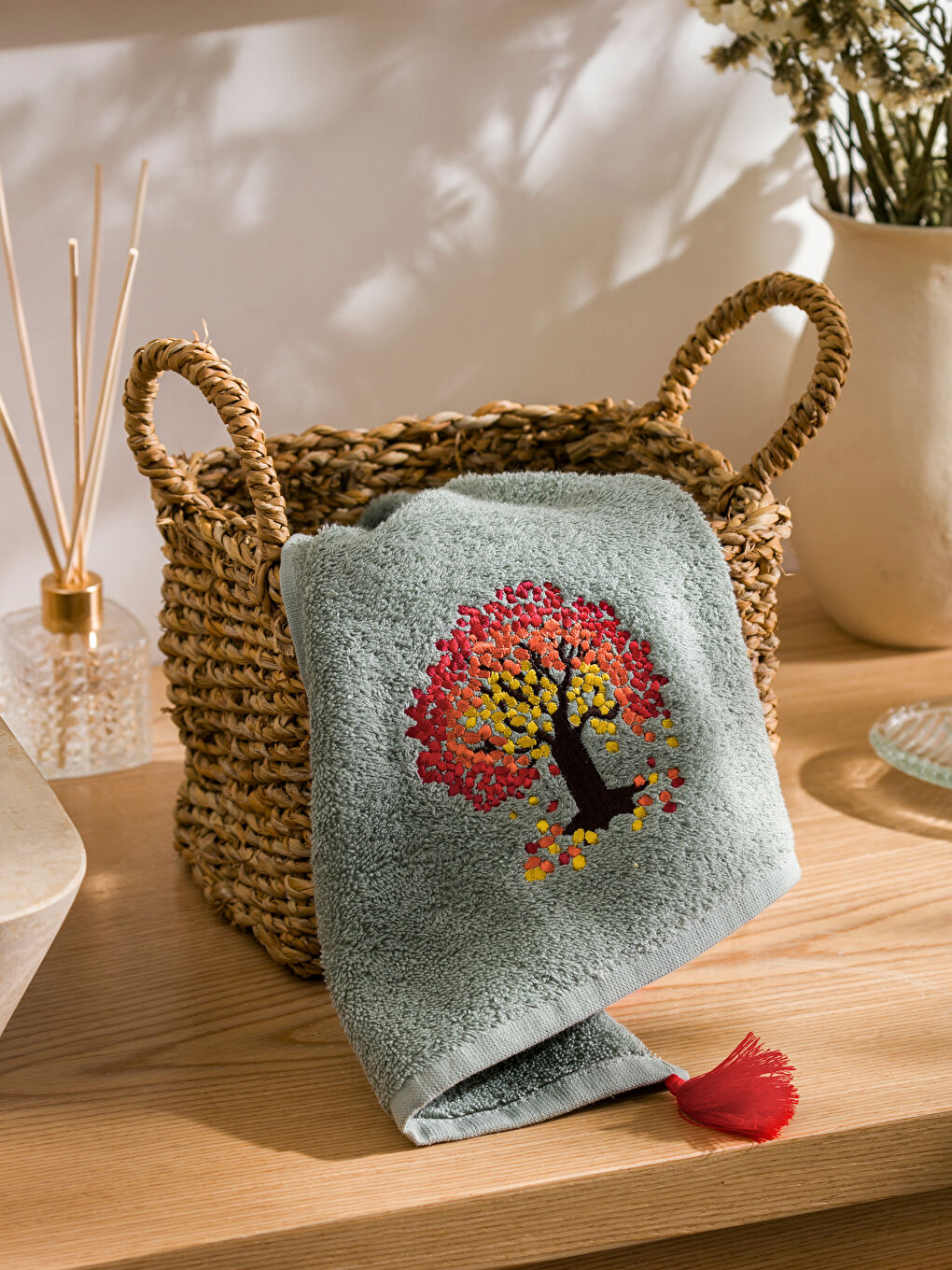 Haki Ağaç Nakışlı Yüz Havlusu 50x80 cm