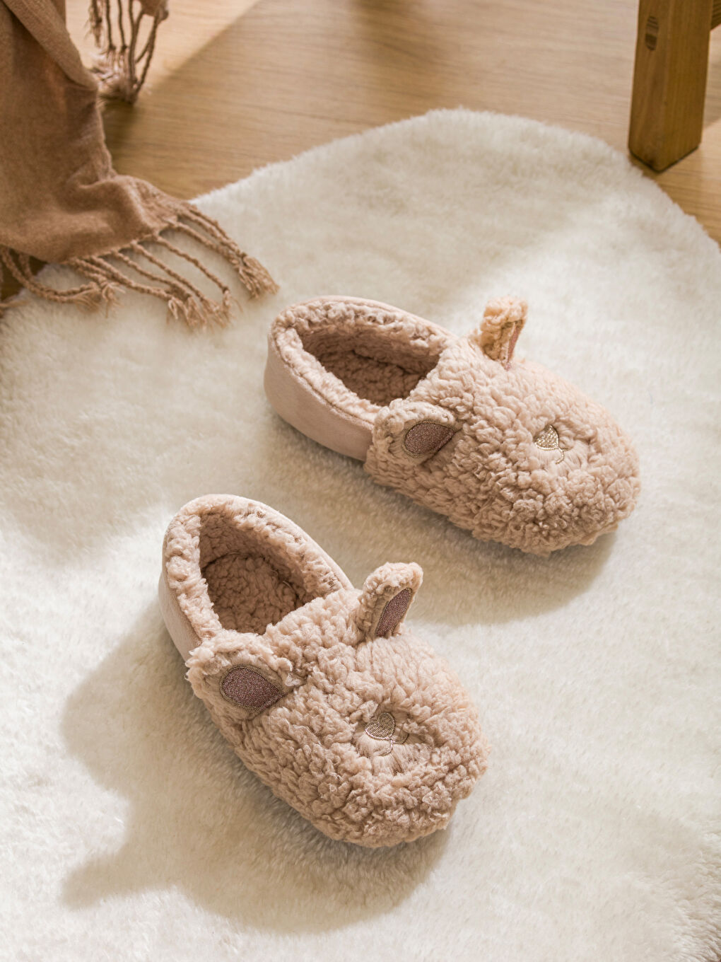 Papuci de Casă pentru Femei din Pluș cu Aplicații 3D-1