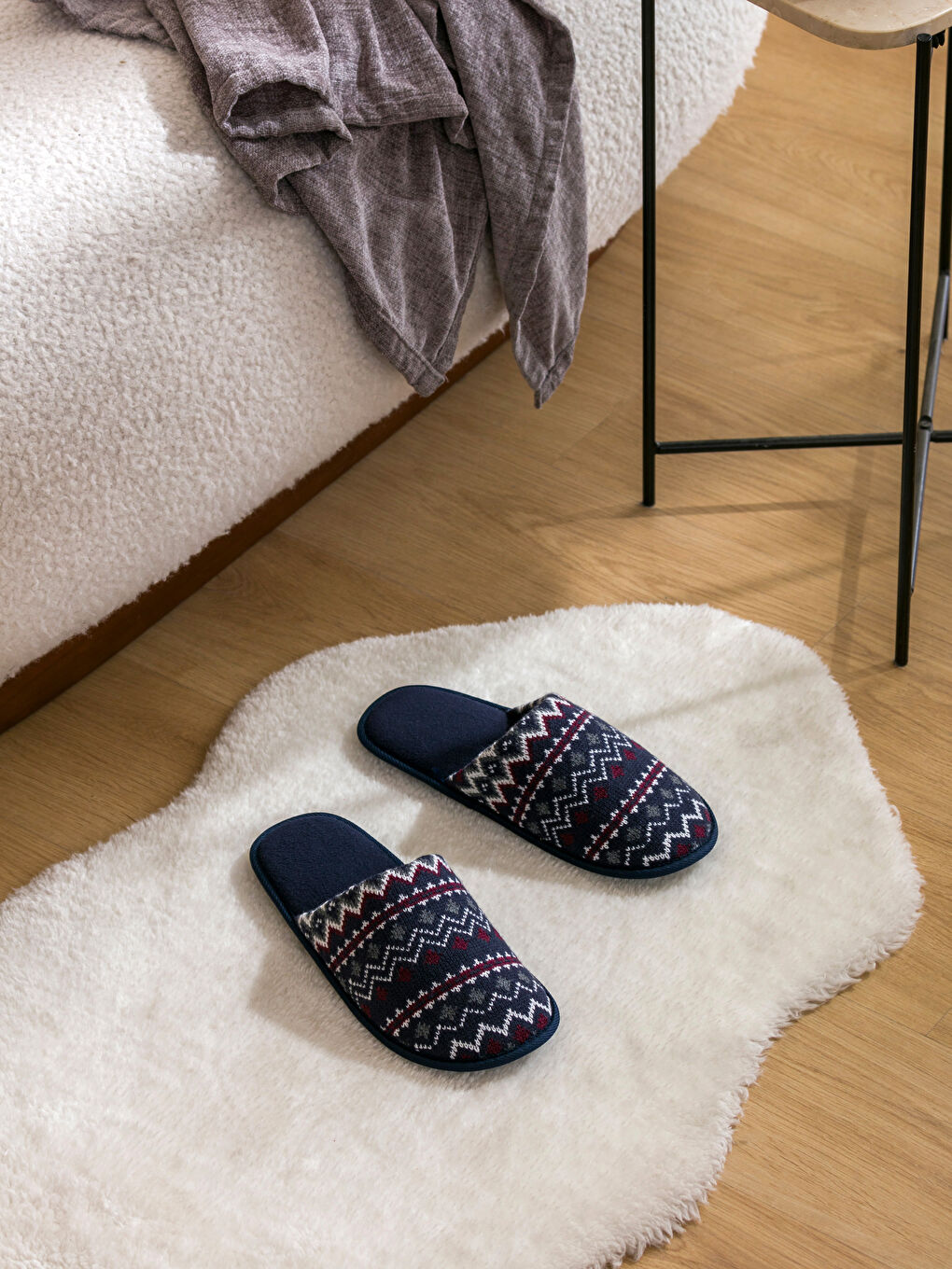 Ерлерге арналған үйге арналған тәпішкелер кестеленген