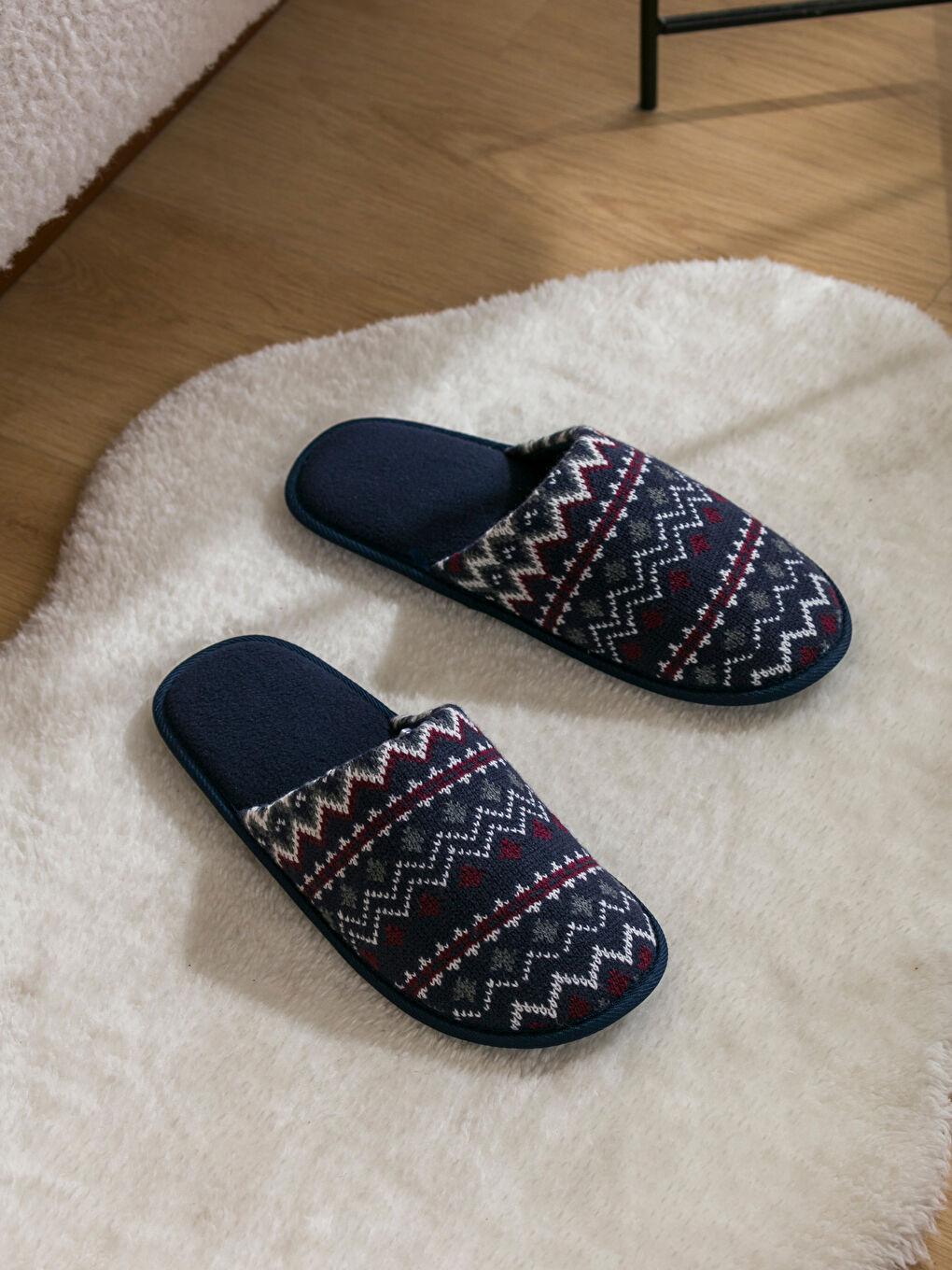 Ерлерге арналған үйге арналған тәпішкелер кестеленген-1