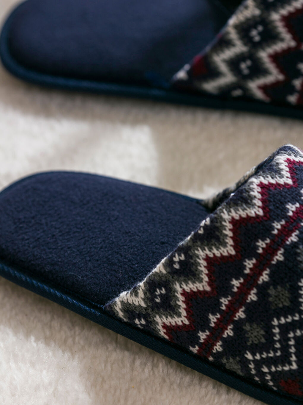 Ерлерге арналған үйге арналған тәпішкелер кестеленген-2