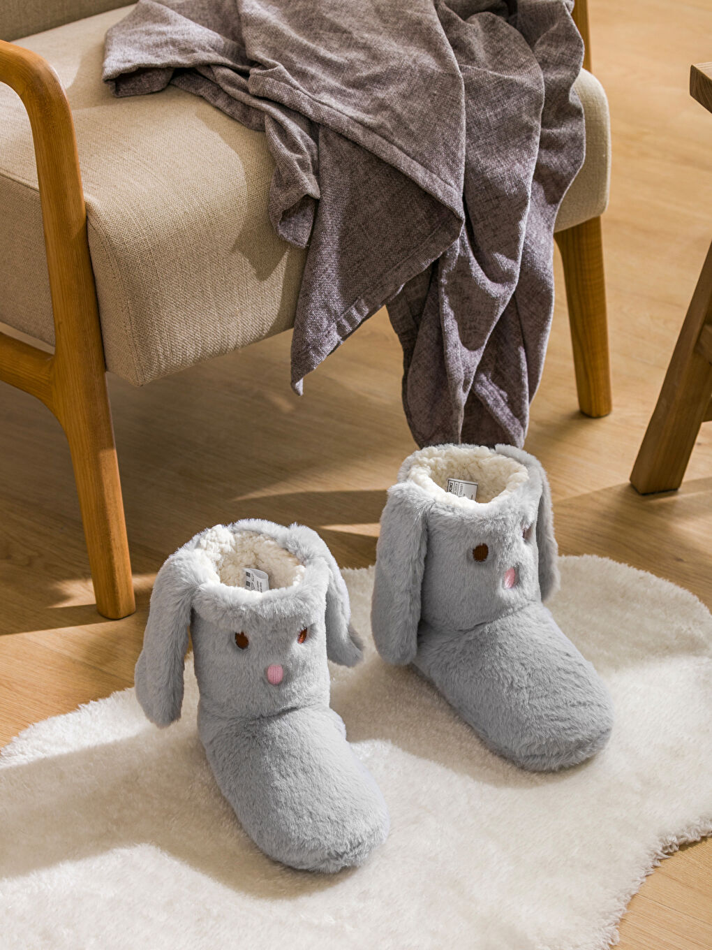 Tavşan Figürlü Pelüş Kadın Ev Botu