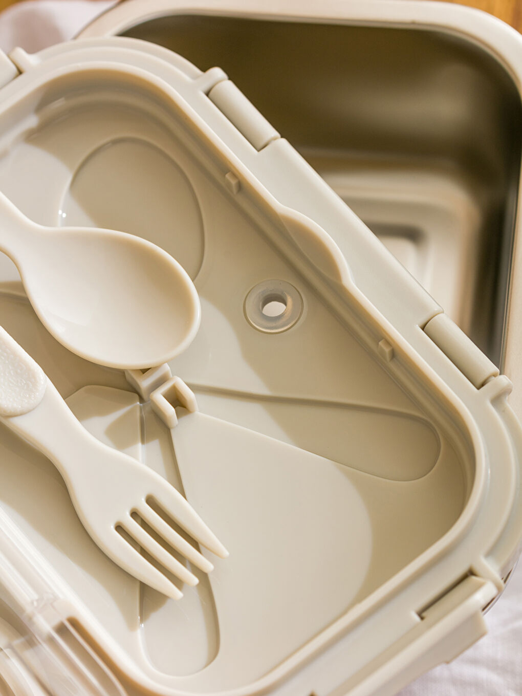 LCW HOME Locking Lid Food Storage Container with Fork and Spoon -W4GY48Z8-YLP
