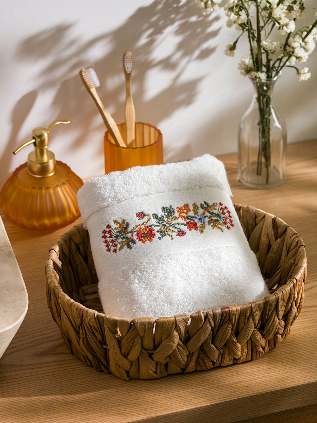 Ekru Çiçek Nakışlı Yüz Havlusu 50x80 cm